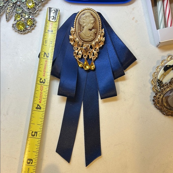 Victorian Style Gold and Blue Brooch with Cameo Design - Picture 6 of 6